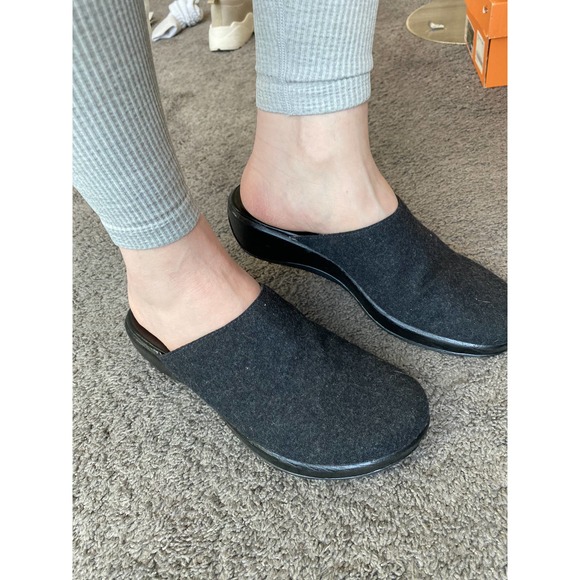 Clarks dark gray charcoal wool clogs, women's size 8 - Picture 3 of 12